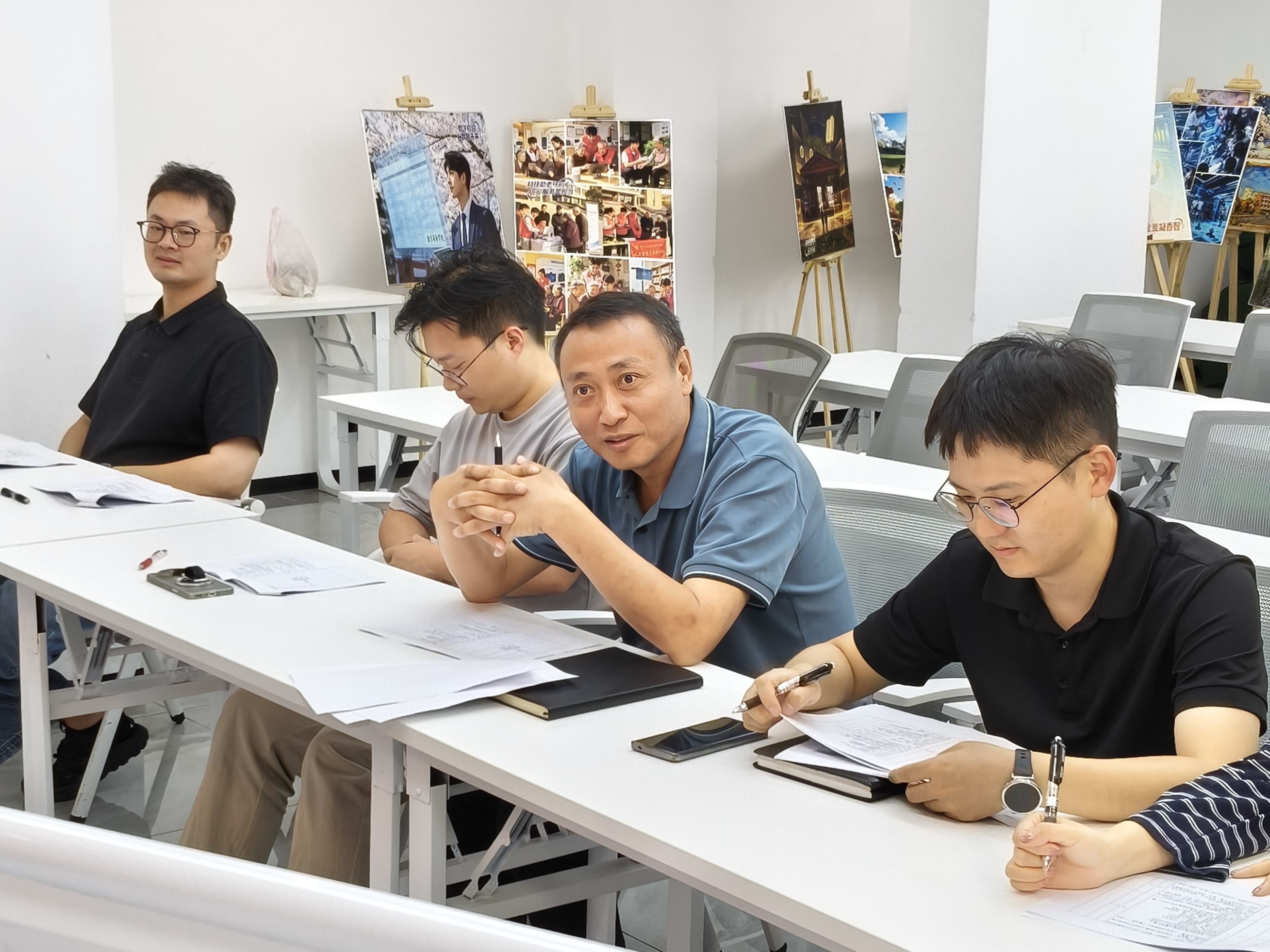 【图片2】评委席特写:学院党总支副书记张永进及全体辅导员认真聆听