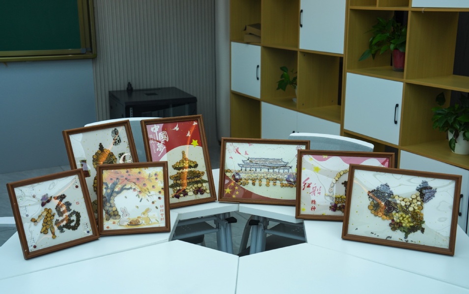 【图3】桌面上集中陈列的香氛画成品