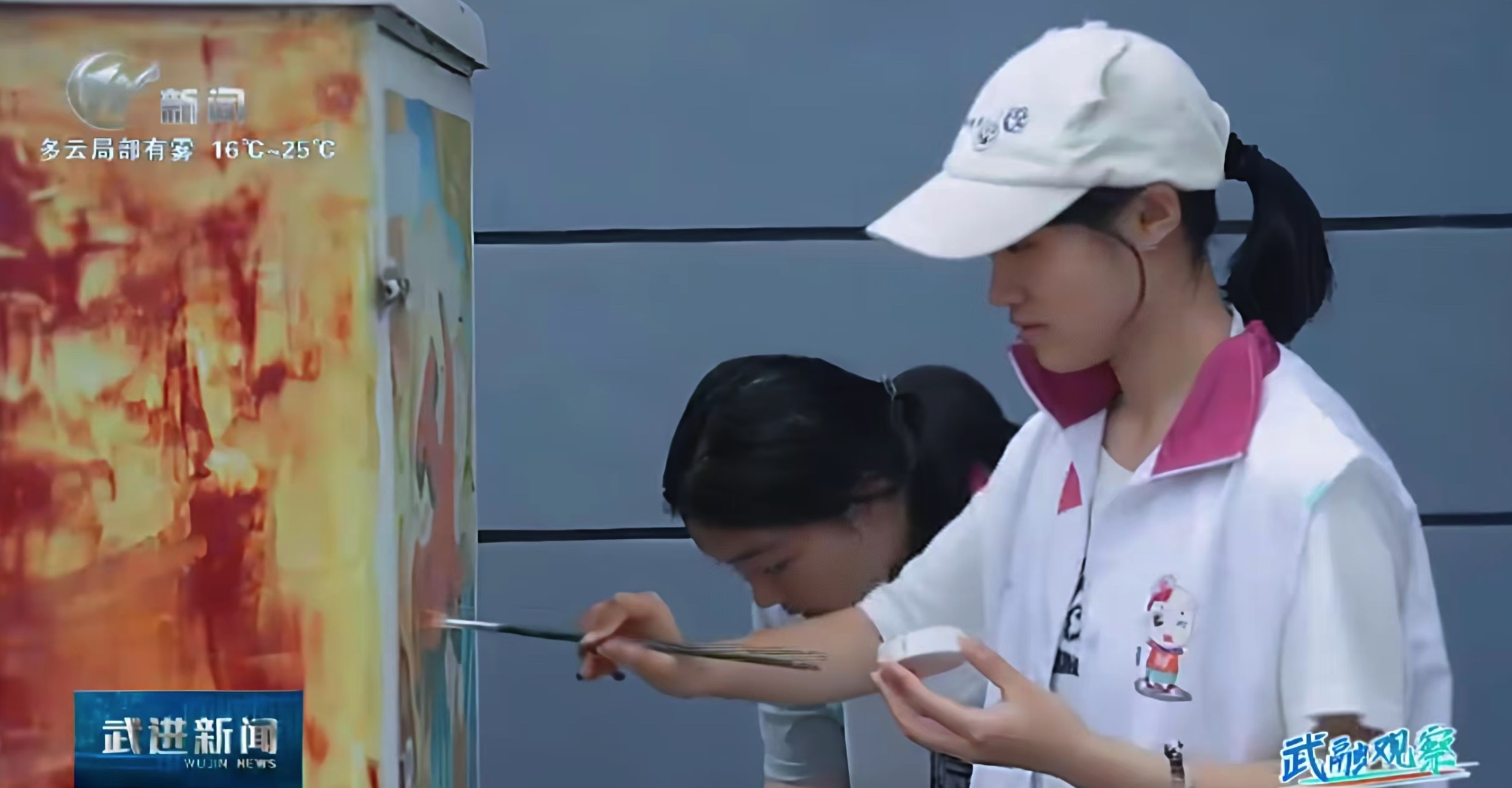 【图2】志愿者对社区老旧电缆箱体开展创意彩绘