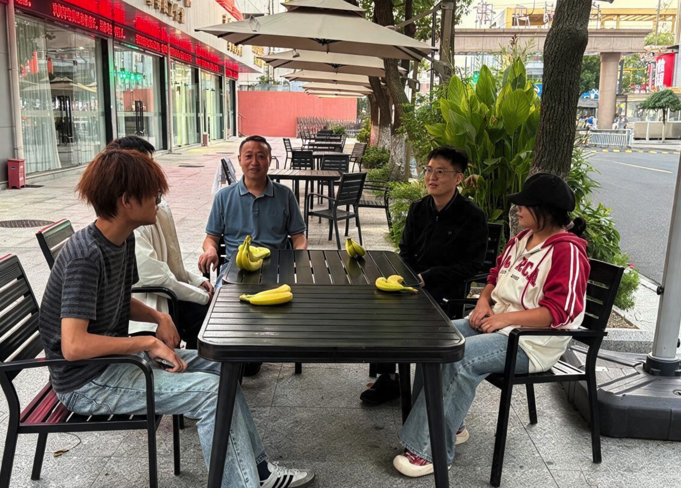 【图1】座谈会现场,师生围坐交流