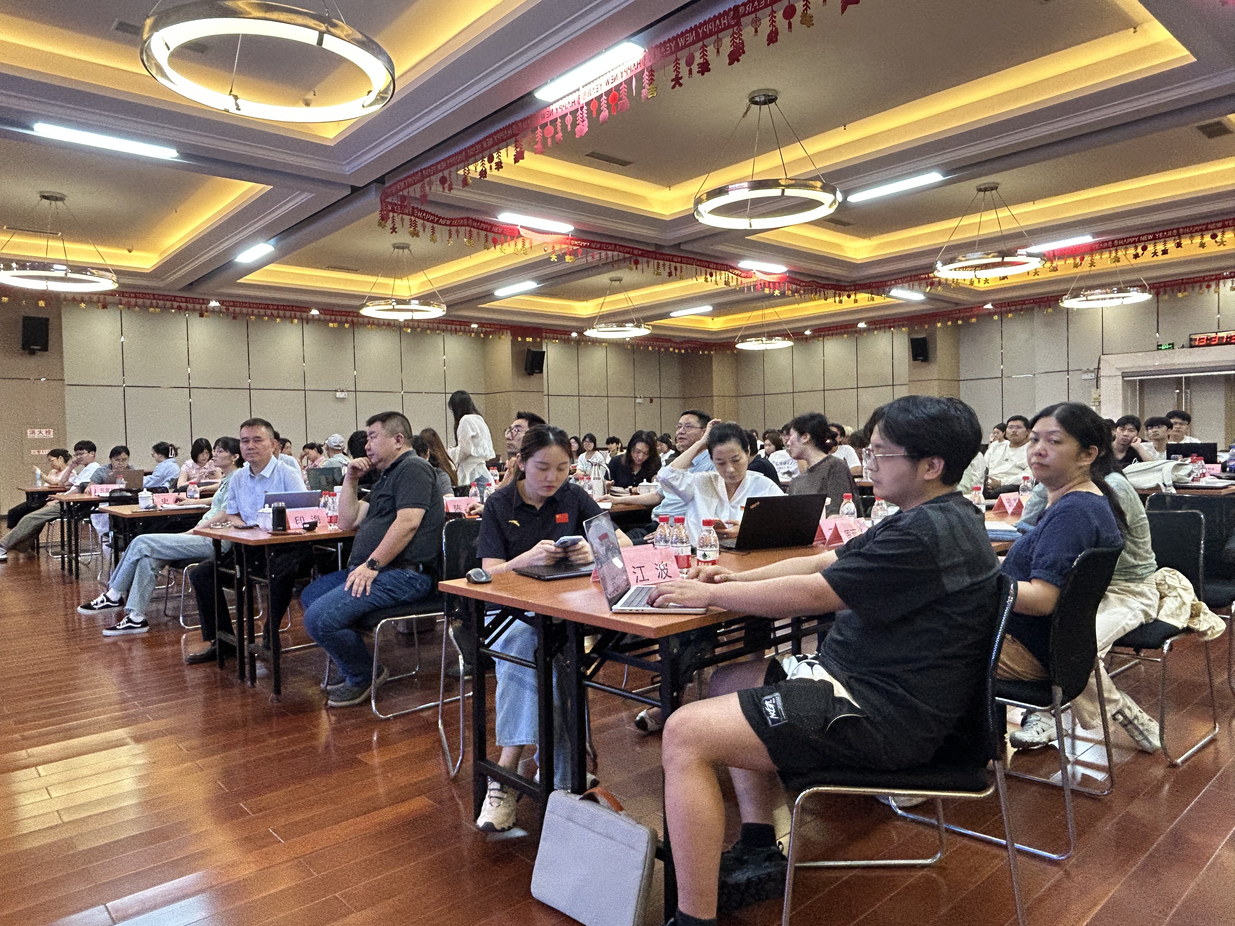 【图2】师生在培训现场打开笔记本电脑上手主流AI工具