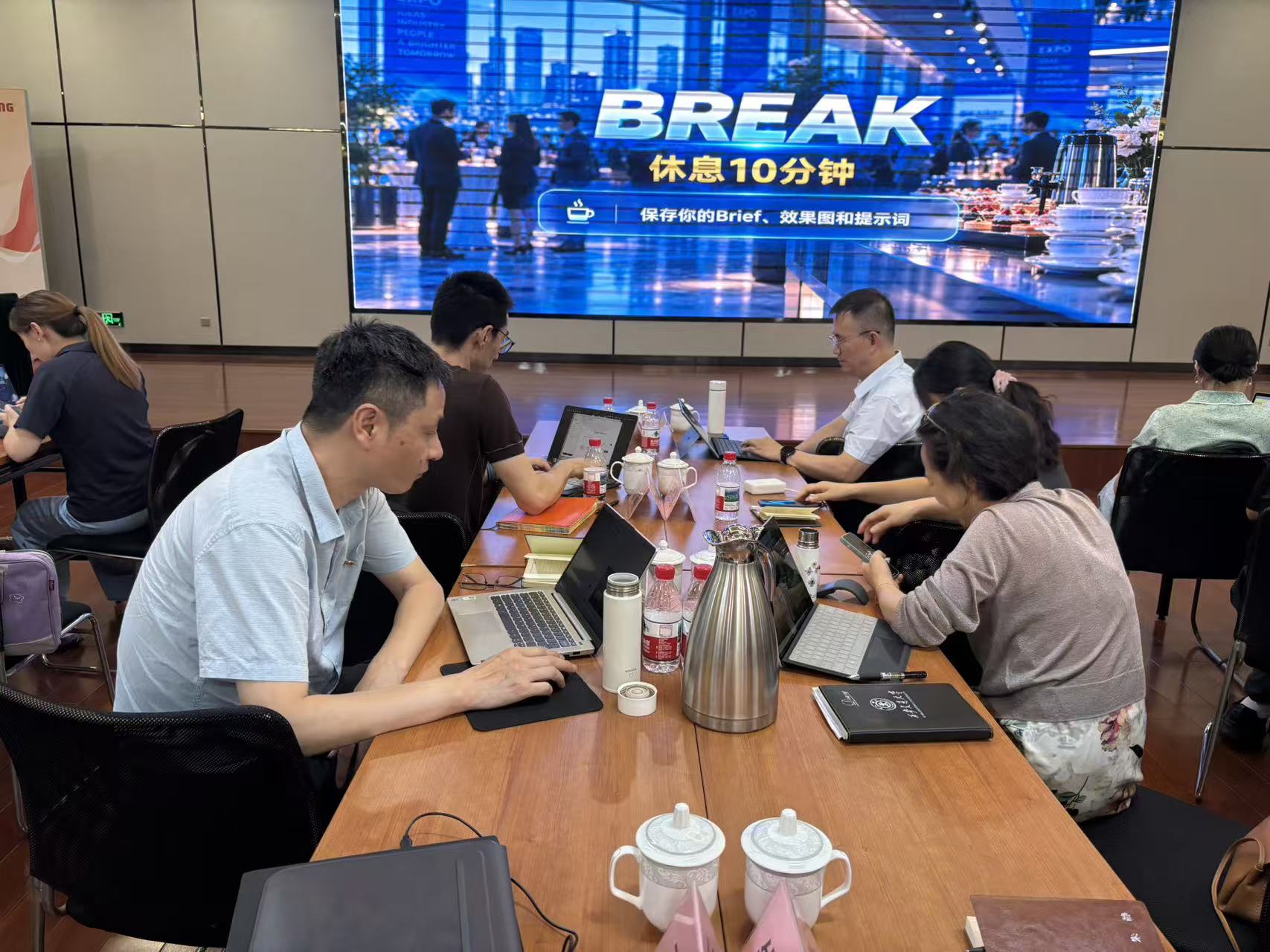 【图4】党员教师用笔记本电脑进行AI工具实操演练
