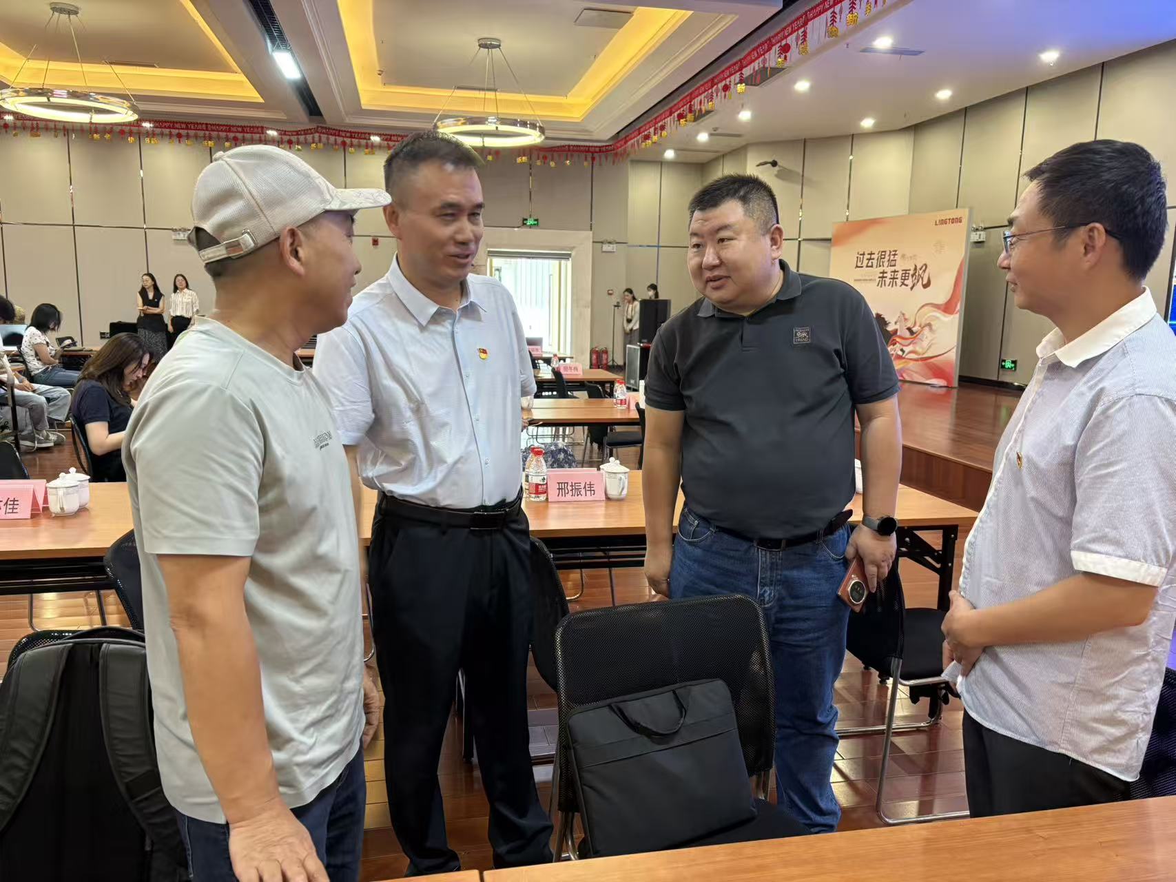 【图5】党员教师与企业代表现场交流