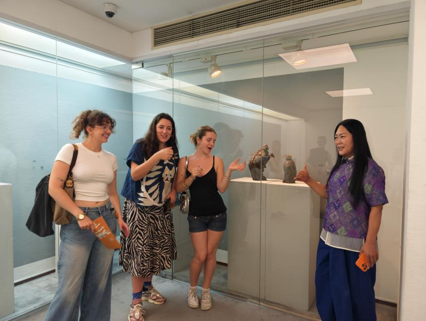 【图5】观众在展柜前品读紫砂作品