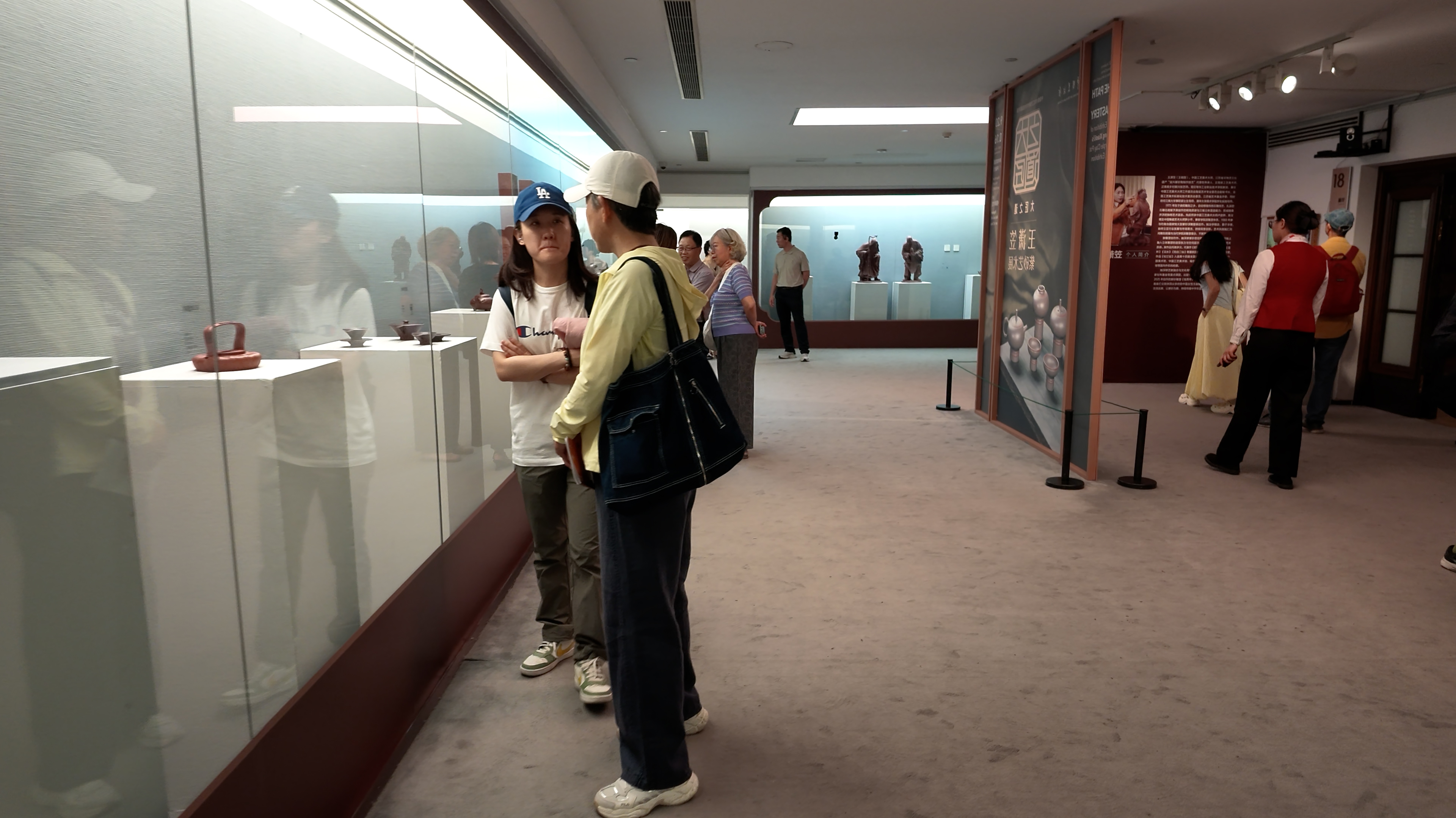 【图7】观众沿展线参观展览