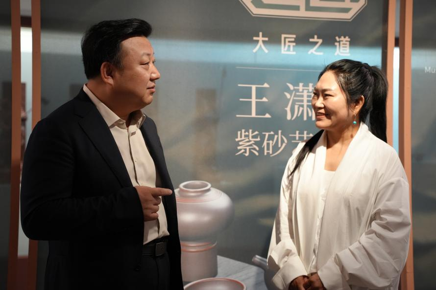 【图2】王潇笠与嘉宾在“大匠之道”展板前交流