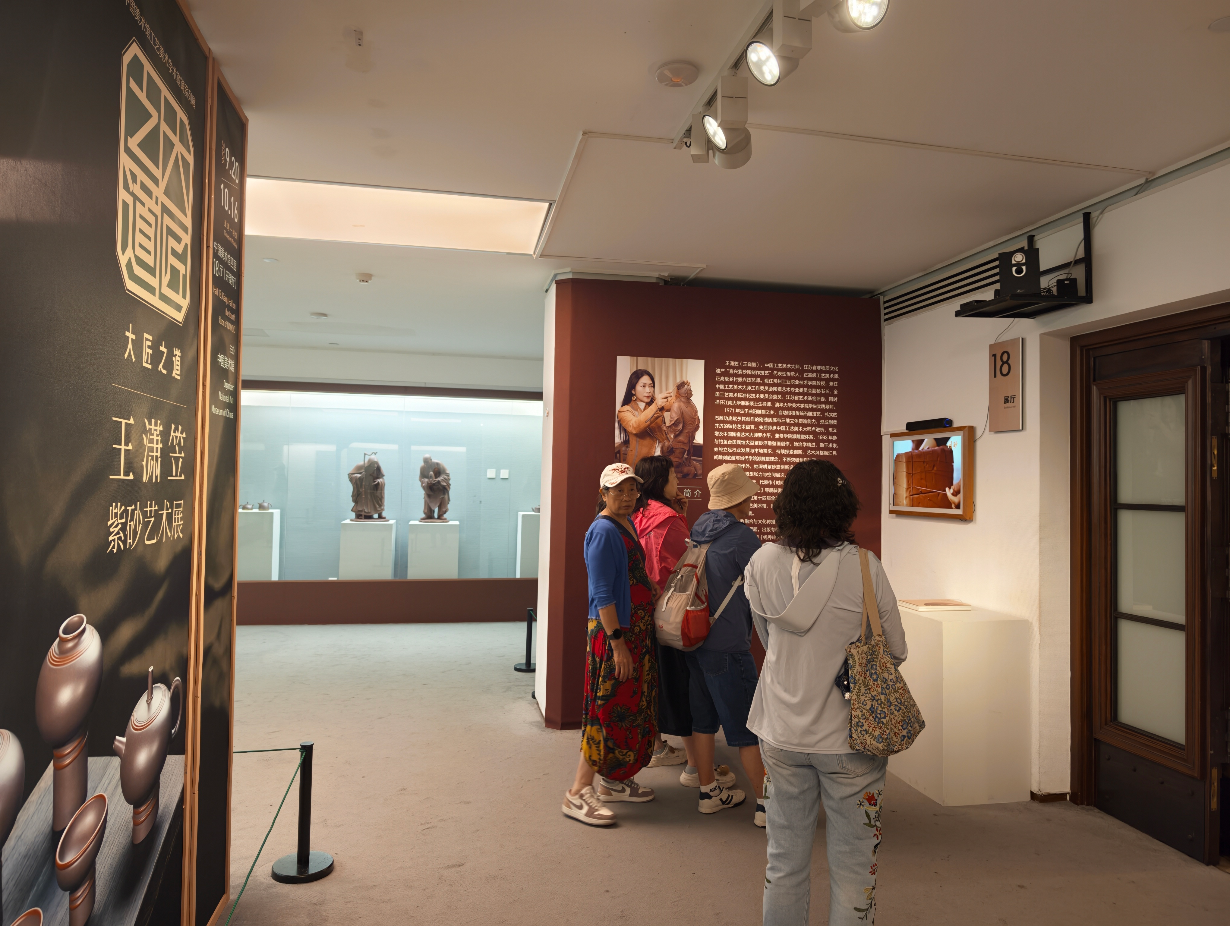 【图4】中国美术馆展厅外,观众有序入馆观展