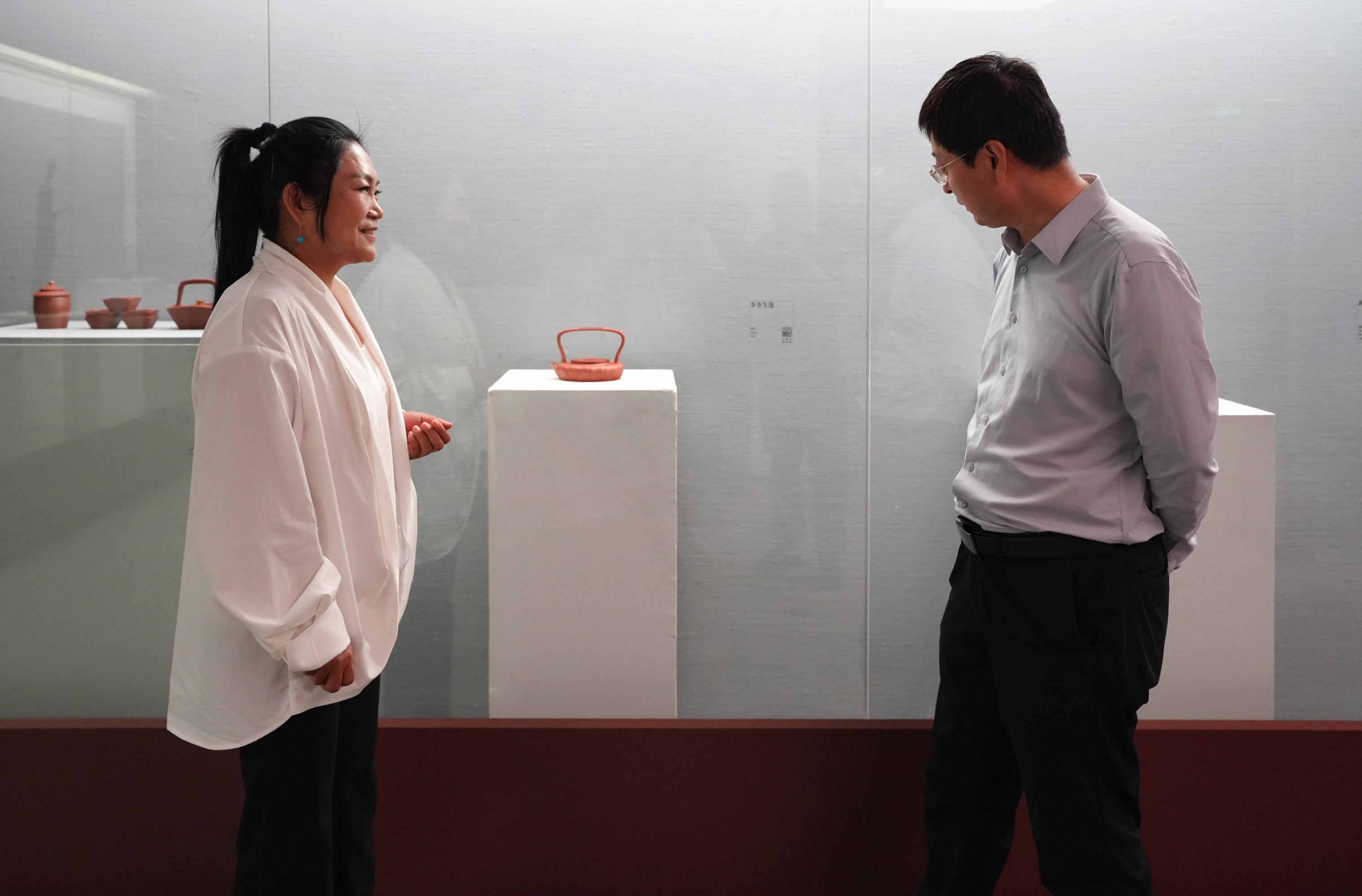 【图3】嘉宾在展柜前驻足品鉴展品
