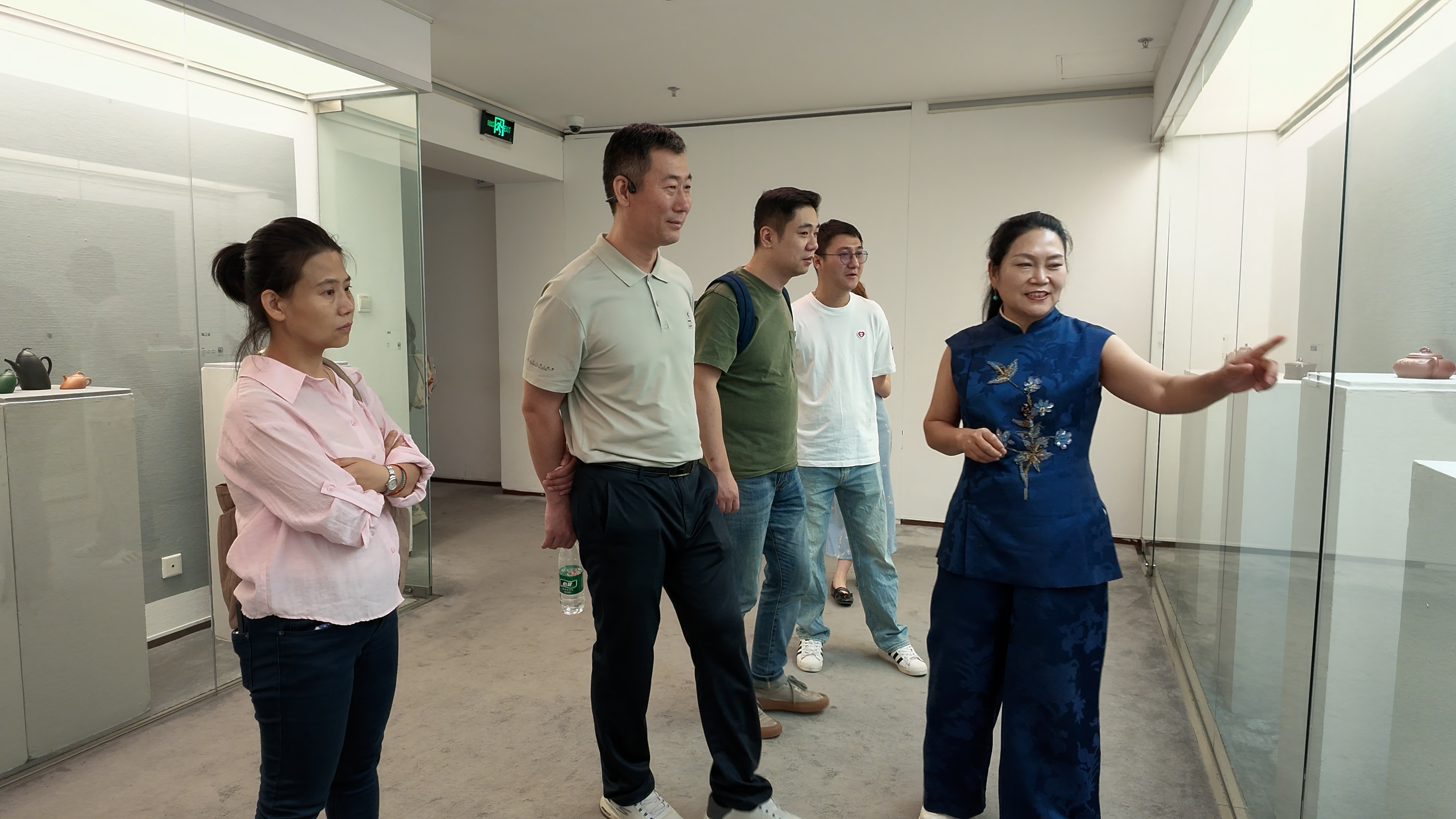 【图6】现场嘉宾围绕展品交流探讨