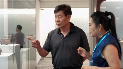 【图8】嘉宾在展厅内交流观展感受