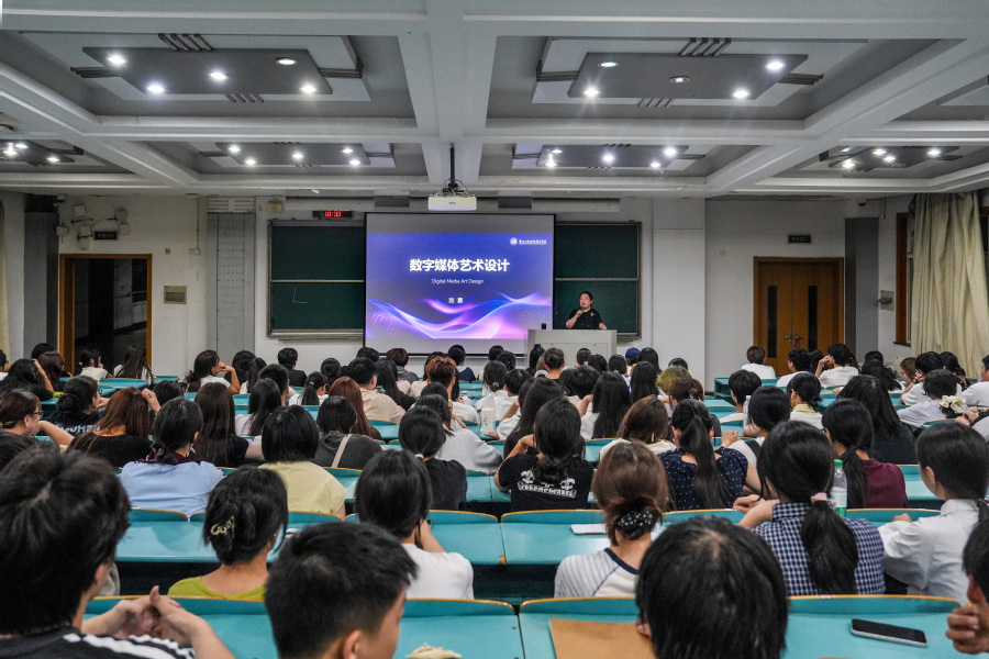 【图1】室内艺术设计专业会场,主讲教师讲解岗位优势