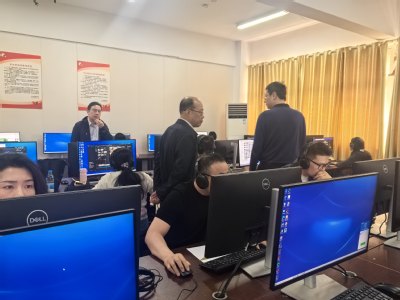 【图2】领导一行在活动现场观摩