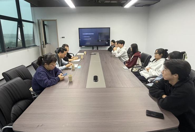 【图4】学院一行与顶岗实习学生座谈交流