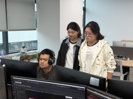 【图3】学院教师走访学生实习工位