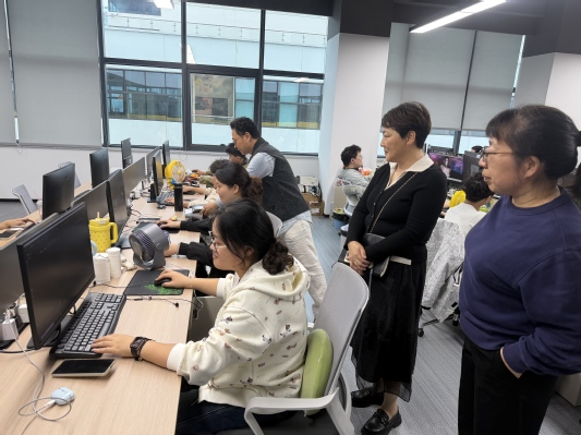 【图2】学生在企业工位进行项目实操