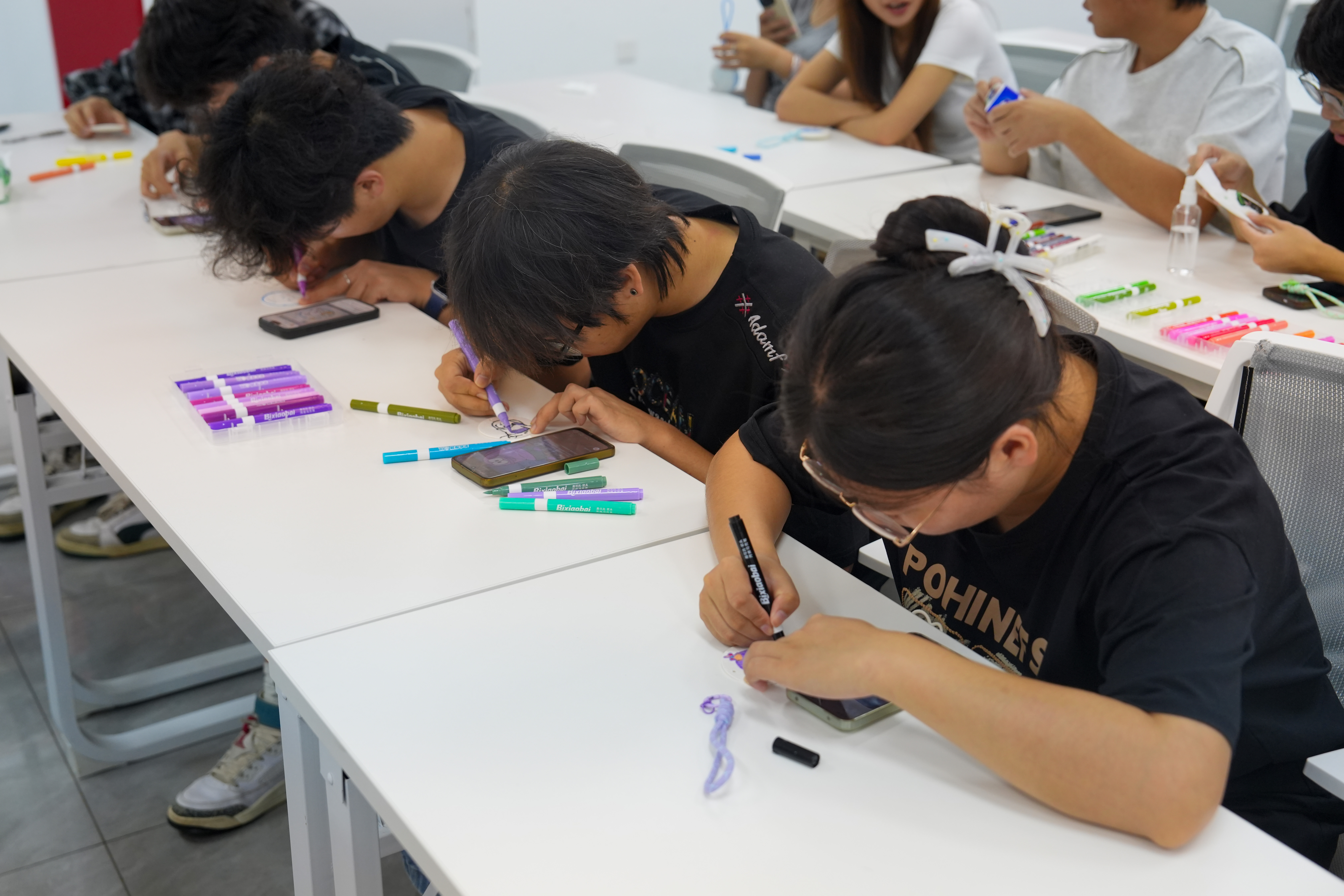 【图片1】同学们在教室内沉浸手绘木浆棉月饼
