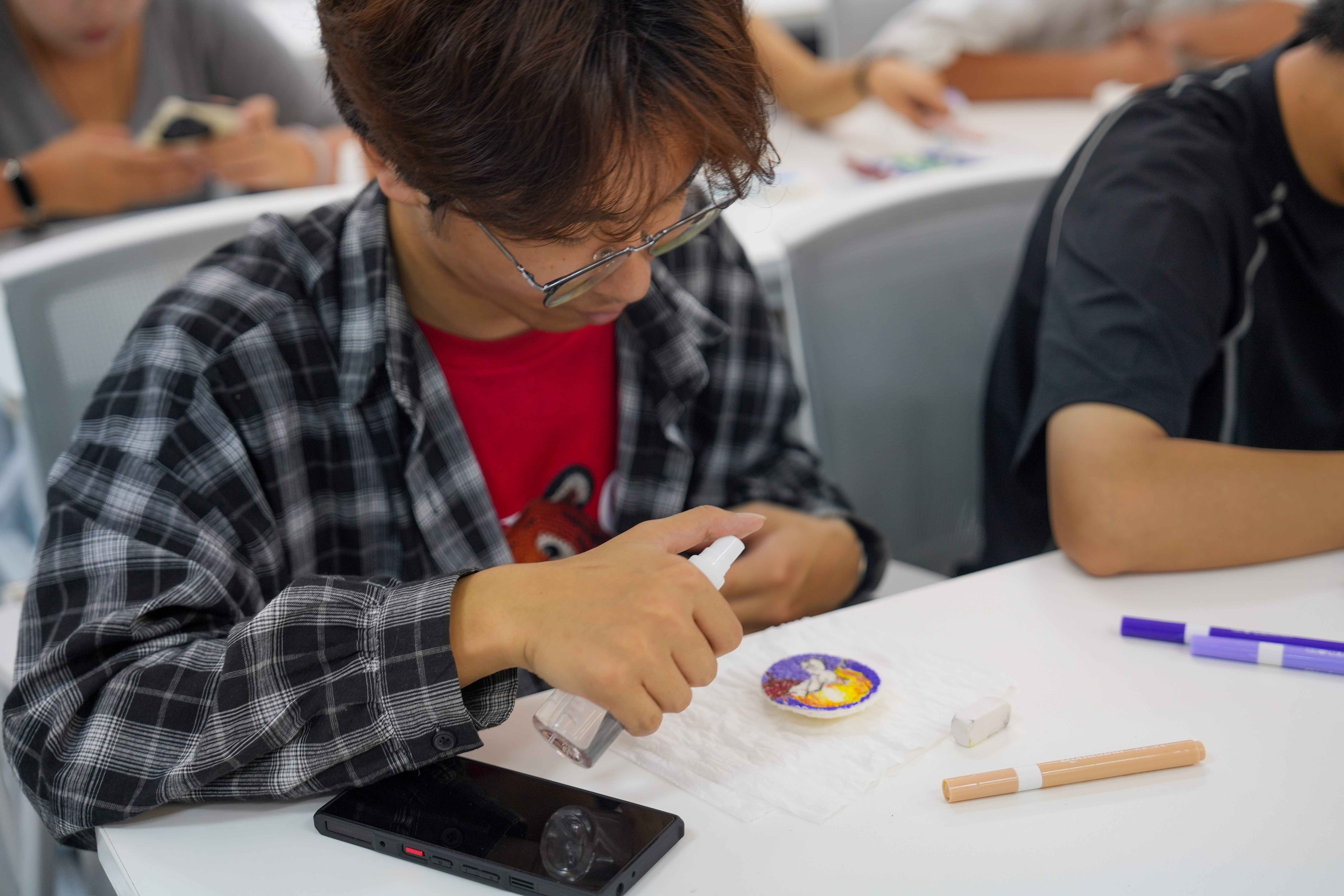 【图片2】同学专注手绘木浆棉月饼的特写