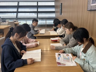 【图6】师生围桌研读原著