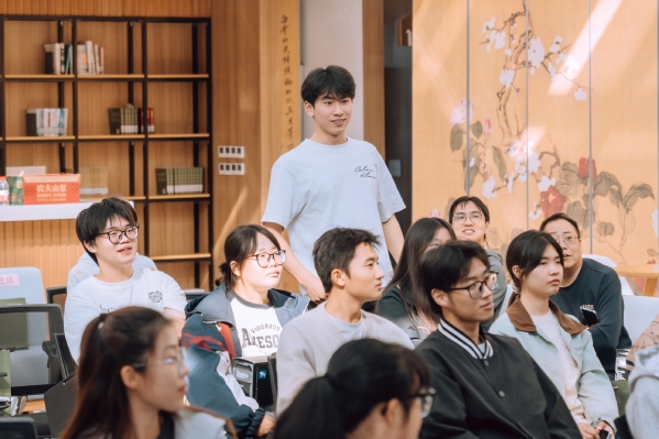 【图3】活动现场同学踊跃互动