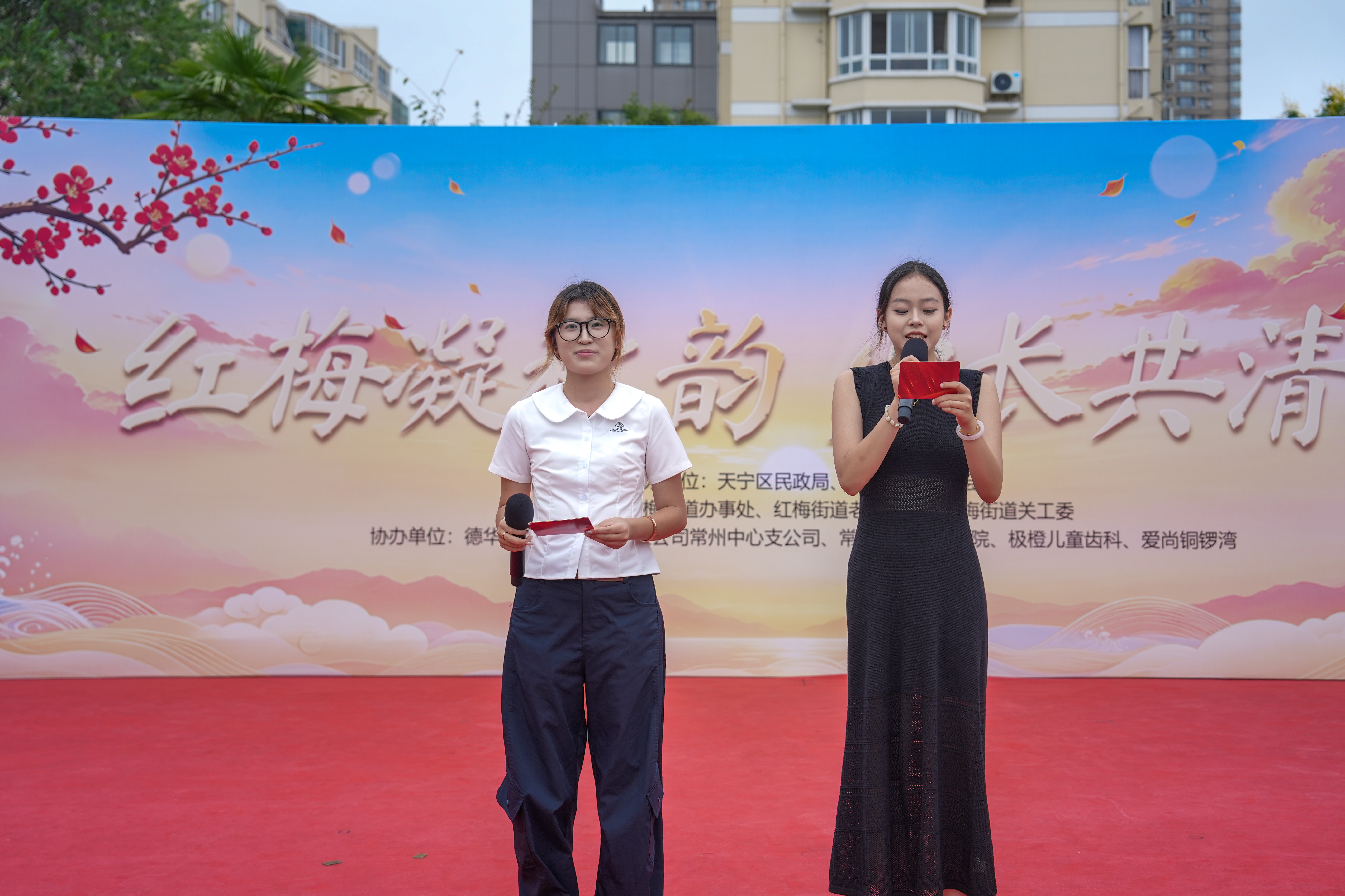 【图片2】团队同学独立承担整场演出的主持工作