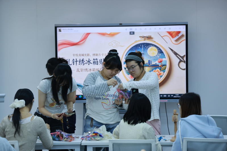 【图1】乱针绣针法现场示范讲解
