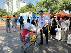 【图3】党员教师推行李车帮送新生行李
