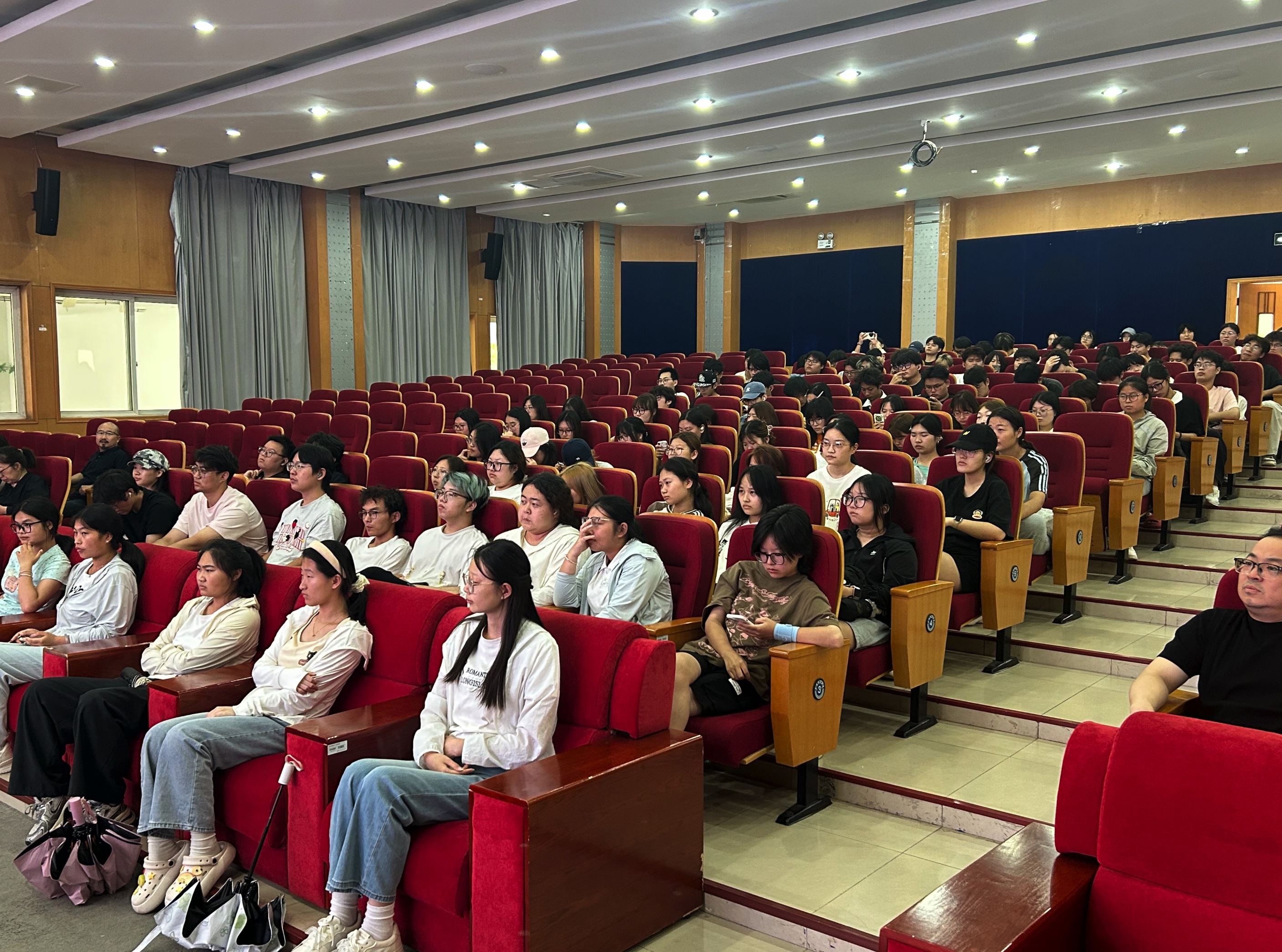 【图1】专业技能讲座现场,学生认真听讲